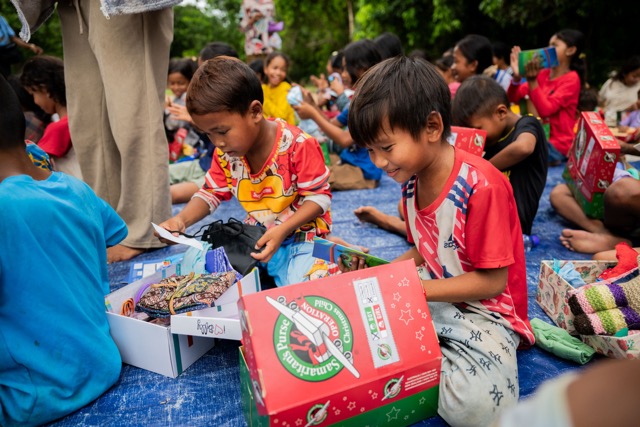 Give a Pre-Packed Shoebox - Image 3
